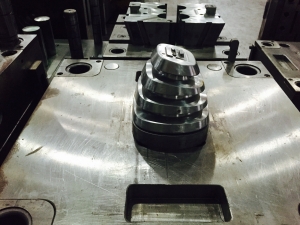 QQ圖片20150523093518 防塵罩2015052501雙色模具|熱流道模具|拉絲模具