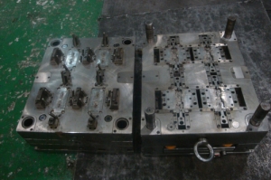 2 汽車配件塑膠模具、深圳塑膠模具